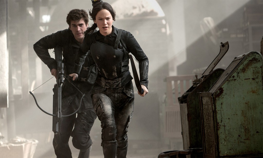 Jennifer Lawrence som Katniss Everdeen og Liam Hemsworth som Gale Hawthorne. Foto: Murray Close/Lionsgate