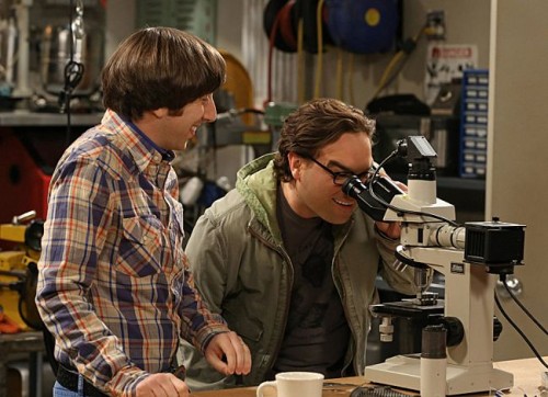 Leonard ser næmere på den mikroskopiske kjærlighetserklæringen Howard har laget til kona Bernadette, som er mikrobiolog. Foto: The Big Bang Theory, sesong 6: episode 16