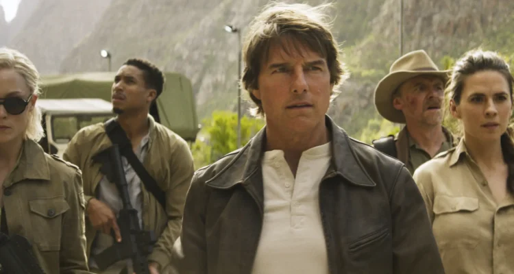 SISTE STUNT MED HUNT: Tom Cruise, alias agent Ethan Hunt saman med delar av teamet sitt i absolutt siste del av Mission Impossible-serien. Foto: Paramount Pictures and Skydance / AP / NTB